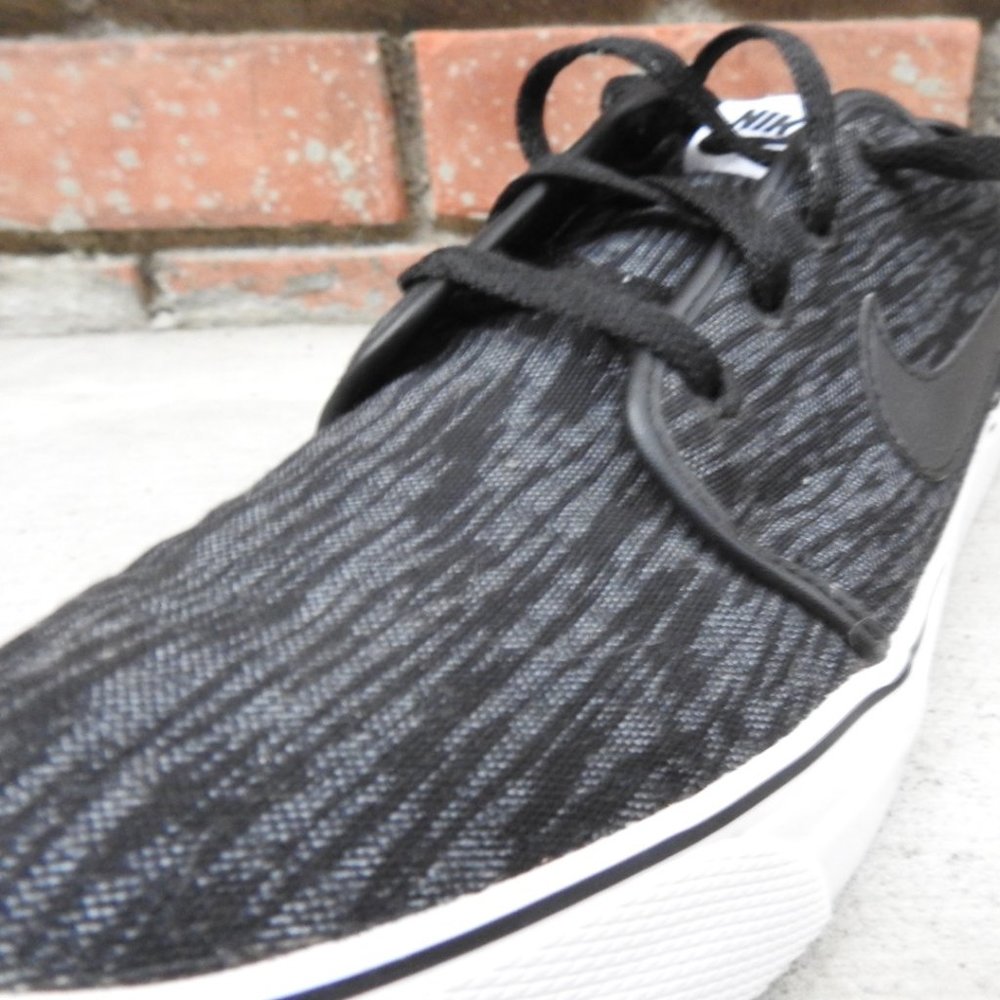 Nike Mens SB Toki Low Skate Black Shark Sizer 9.5